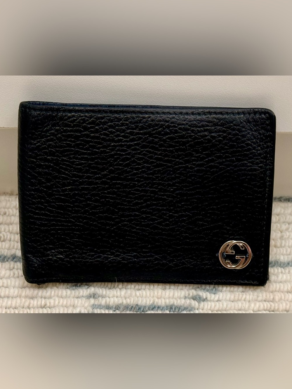 GUCCI Classic Signature BLK/BL Two-Tone Calfskin Interlocking GG Bi-Fold Wallet